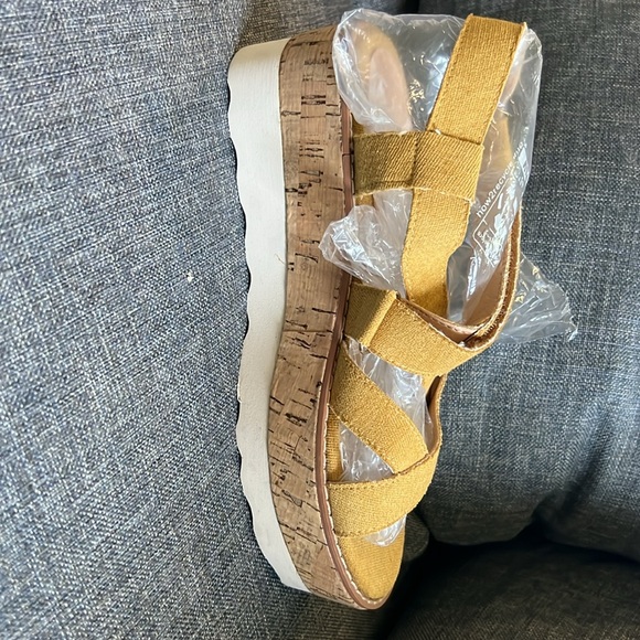 Mi.iM brand mustard color platform/Sarah Style Strappy Sandal size 7.5 NWT - Picture 4 of 5